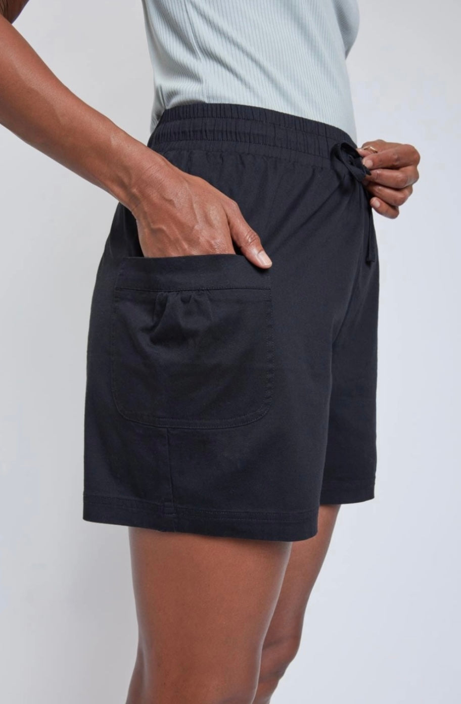 1421 Shorts w Pleated Side Pockets